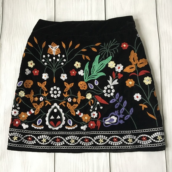 Romeo & Juliet Couture Dresses & Skirts - NWT Romeo & Juliet Couture Embroidered Skirt